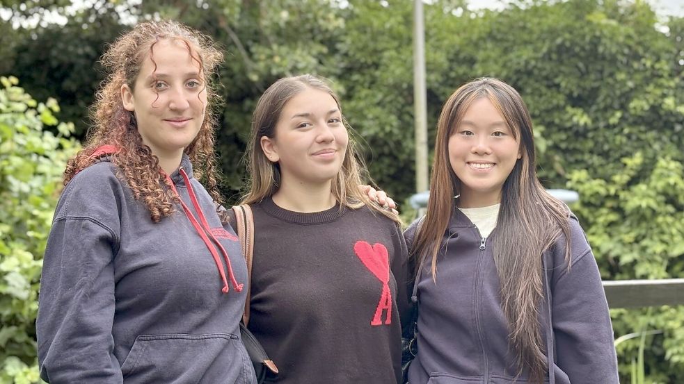 Miriam Arnaud (von links) und Zoé Kallen sind gerade wieder zu Hause in Aurich angekommen. Für Milly Wang geht es bald wieder nach Hause nach Taiwan. Foto: Eva van Loh