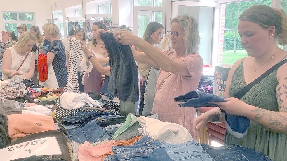 Viele Besucherinnen nutzten die Chance zum Stöbern. Foto: privat