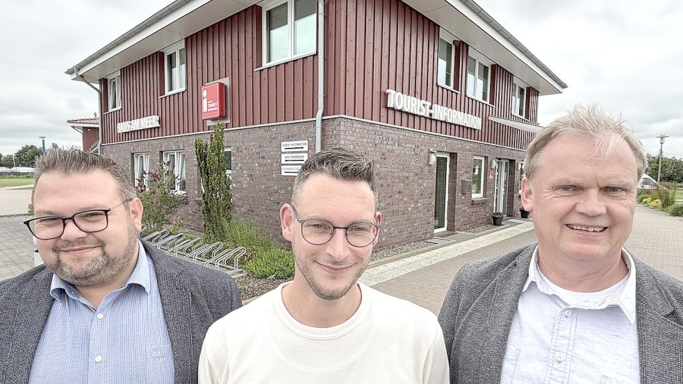 Der neue Geschäftsführer der Touristik GmbH, Thomas Debelts (von links), sein Stellvertreter Christian Albers und Aufsichtsratsvorsitzender und Bürgermeister Thomas Erdwiens. Foto: Aiko Recke