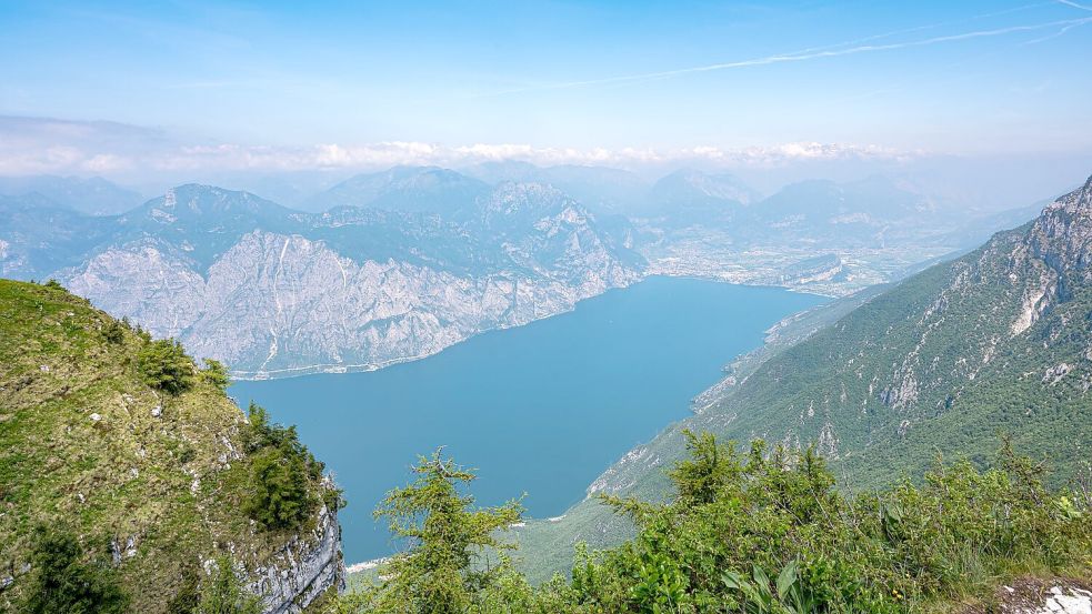 Schon wieder ein tödliches Unglück: Ein deutscher Gleitschirmflieger stirbt am Gardasee. (Archivbild) Foto: Daniel Reinhardt