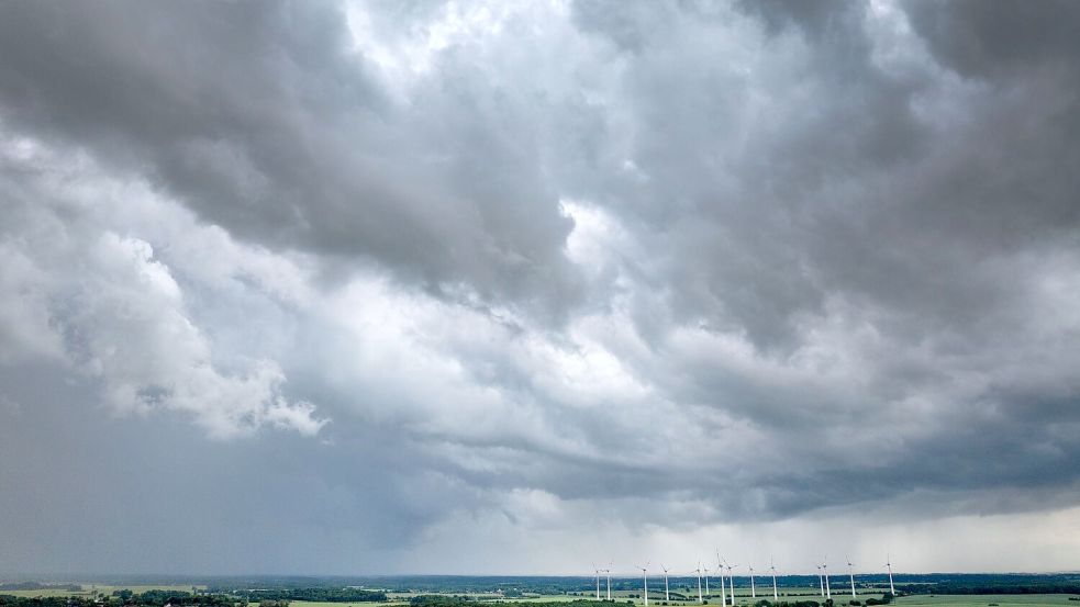 Am Dienstag erwarten die Meteorologen Gewitter mit Unwetterpotenzial. Foto: Jens Büttner