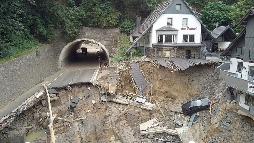 Die Bundesstraße durch das Ahrtal ist hinter einem Tunnel von der Sturzflut im Juli weggerissen worden. (Archivbild) Foto: Thomas Frey