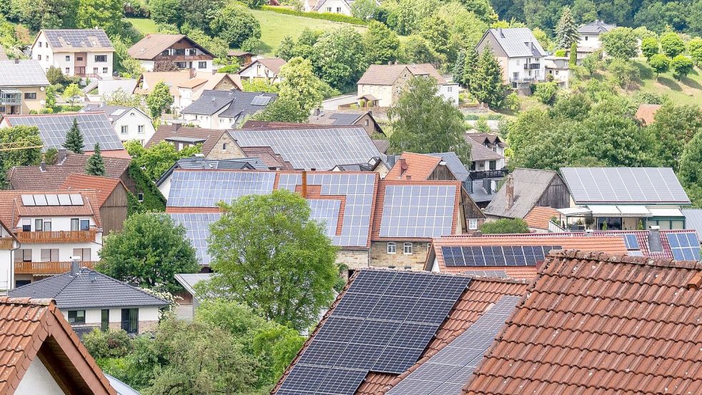 2025 gaben Deutschlands Hausbesitzer vergleichsweise wenige neue Solaranlagen in Auftrag. In diesem Jahr jedoch profitieren Solarinstallateure von einer möglicherweise kurzlebigen Sonderkonjunktur. (Archiv) Foto: David Inderlied