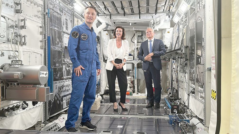 ESA-Astronaut Matthias Maurer (l-r), Bundesforschungsministerin Dorothee Bär (CSU) und DLR-Vorstand Walther Pelzer im Europäischen Astronautenzentrum EAC der ESA in Köln. Maurer rechnet fest mit der Teilnahme an einer Mondmission im übernächsten Jahr. Foto: Jörg Ratzsch/dpa