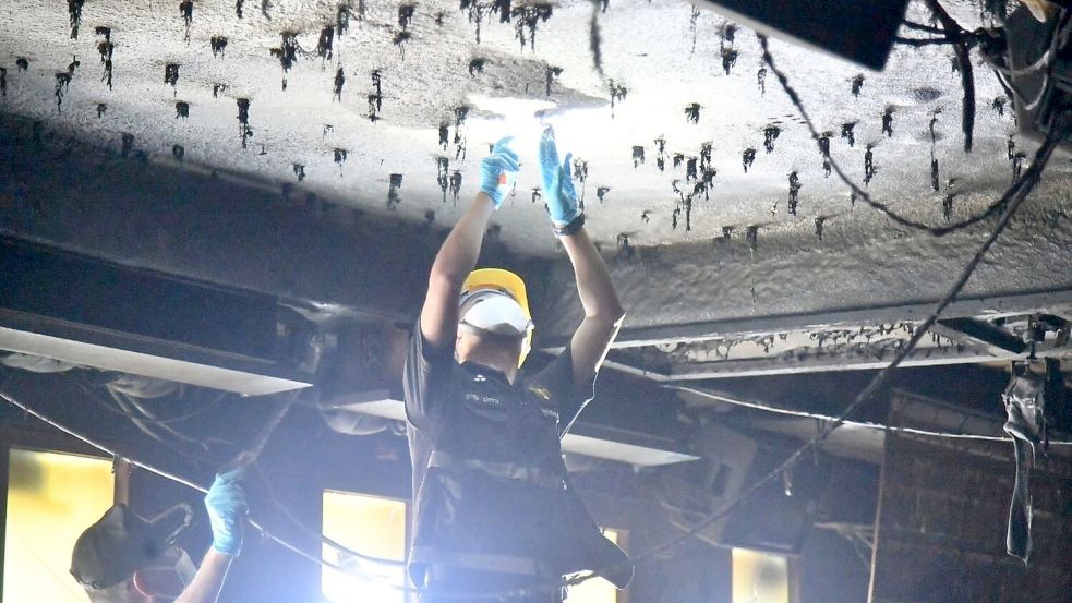 Ermittler suchten nach Hinweisen auf die Ursache des Unglücks. Foto: Uncredited
