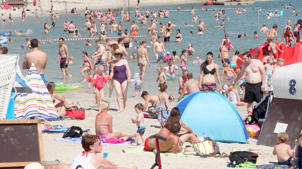 Bei Hitze gehen die Menschen gerne ins Wasser wie hier am Badesee in Tannenhausen. Weil man aber nicht immer in einen See springen kann, haben wir zehn Tipps für eine schnelle Abkühlung zusammengetragen. Foto: Archiv/Romuald Banik