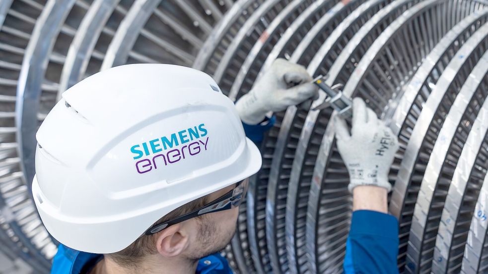 Dieser Mitarbeiter braucht einen neuen Helm: Siemens Energy ändert seinen Namen. (Archivbild) Foto: Jürgen Lösel/dpa