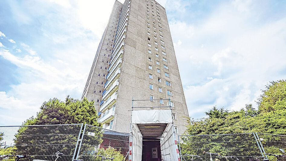 Kein schöner Anblick: Der Eingang zum 72 Meter hohen Gorch-Fock-Haus ist eingerüstet, damit niemand von herabfallenden Fassadenteilen getroffen wird. Foto: Florian Quandt