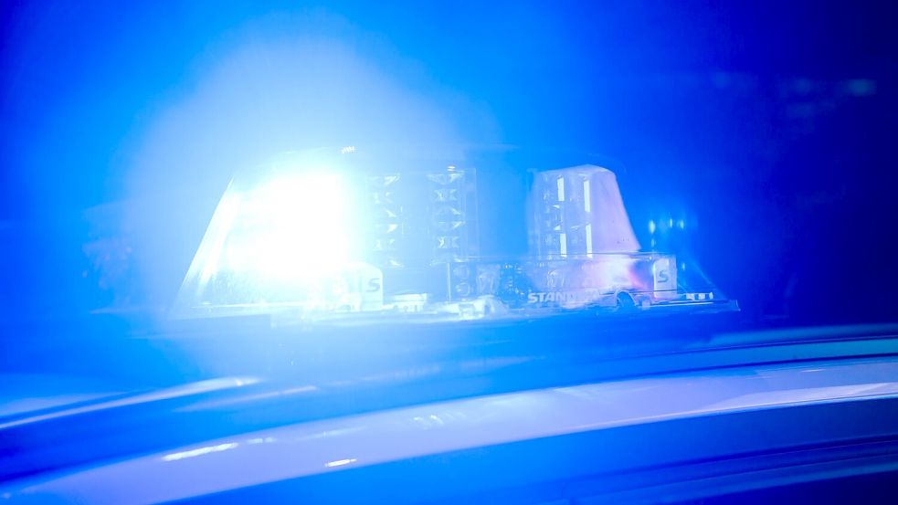 Ein Zwölfjähriger fährt nachts auf der A1 und kommt von der Fahrbahn ab. Foto: Julian Stratenschulte