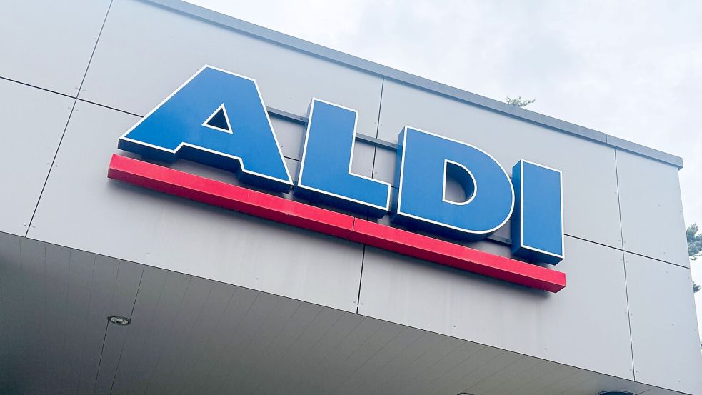 Aldi hat im Zuge seiner Retro-Woche einen Eistee zurückgebracht, den viele aus den 1990er- und 2000er-Jahren kennen. Der Ansturm am ersten Aktionstag war groß. Foto: IMAGO/mix1