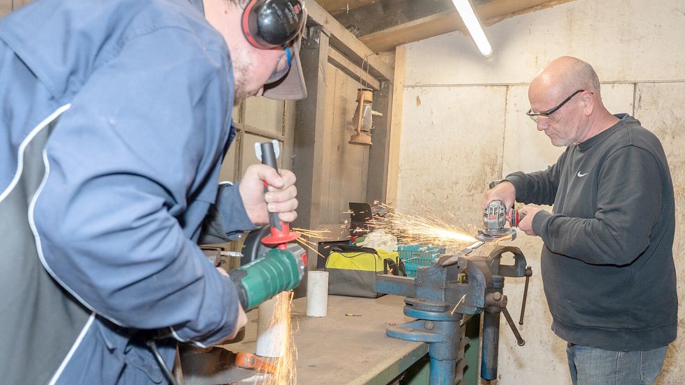 Tizian und Siegmar beim Schleifen der Rohlinge. Foto: Folkert Bents