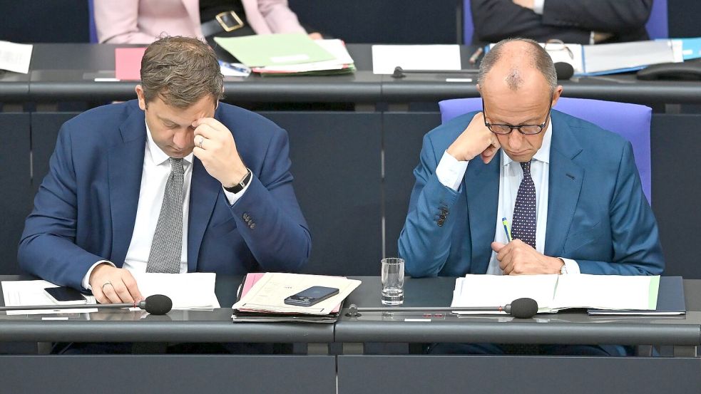 Vizekanzler Klingbeil (links), Regierungschef Merz und ihr Kabinett befinden sich seit geraumer Zeit im Umfragetief. (Archivbild) Foto: Elisa Schu