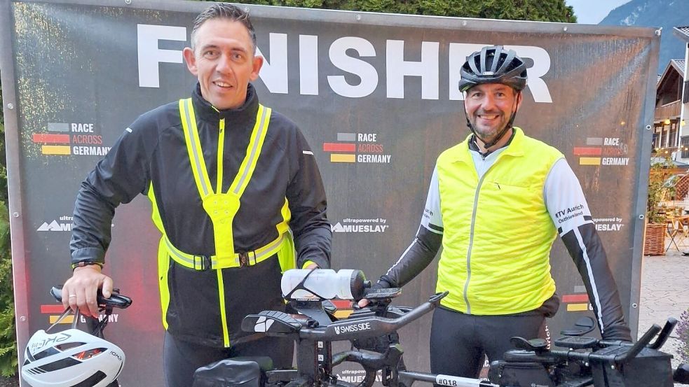 Die Auricher Triathleten Daniel Duitscher (links) und Holger Onkes legten beim Radrennen „Race Across Germany“ von Flensburg bis Garmisch-Partenkirchen 1100 Kilometer zurück. Foto: privat