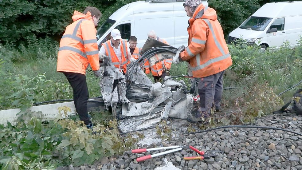 In Neu Wulmstorf brannte ein Verteilerkasten der Deutschen Bahn, die Polizei geht von Brandstiftung aus. Foto: Sebastian Peters/NEWS5/dpa