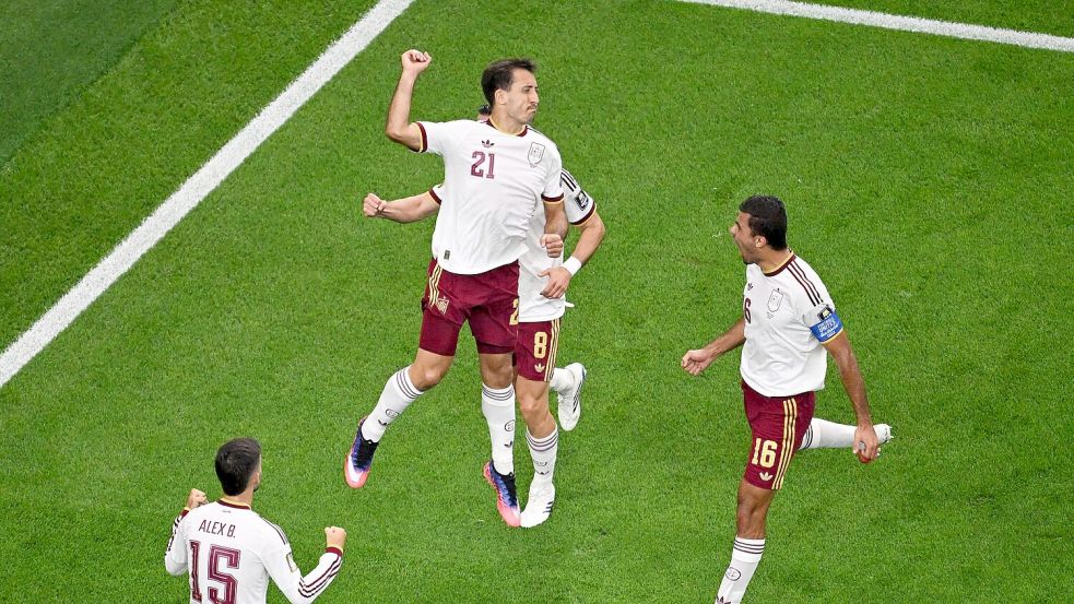 Oyarzabal (Mitte) bejubelte seinen Elfmetertreffer zum 1:0 ausgelassen. Foto: Jessica Tobias