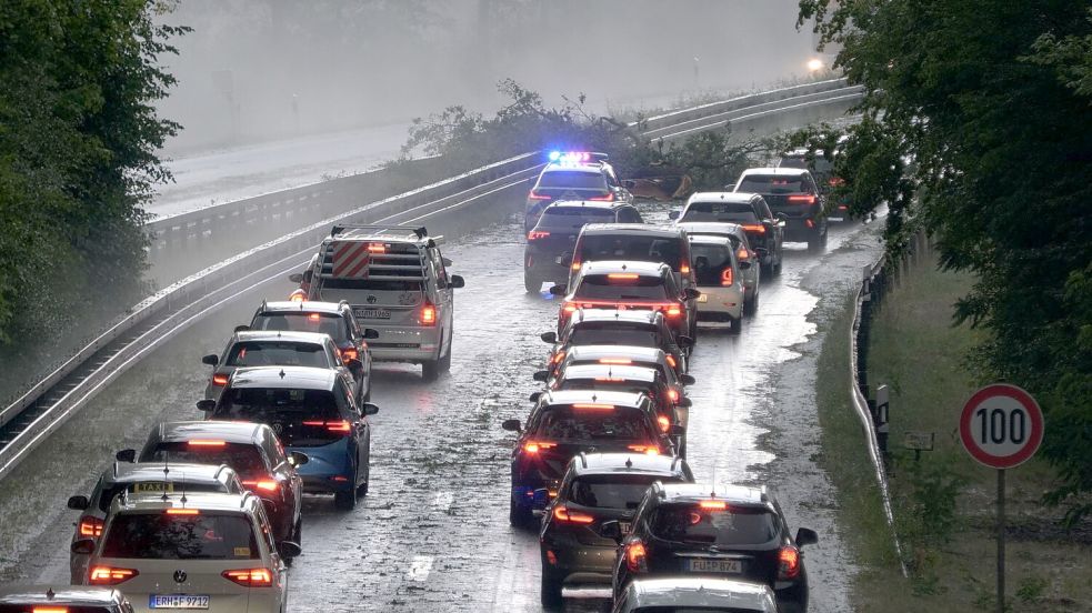 Bei Erlangen musste bereits am Dienstagabend auf dieser Straße der Verkehr umgeleitet werden, nachdem im Zuge eines Unwetters Bäume umgestürzt sind. Foto: Bernd März