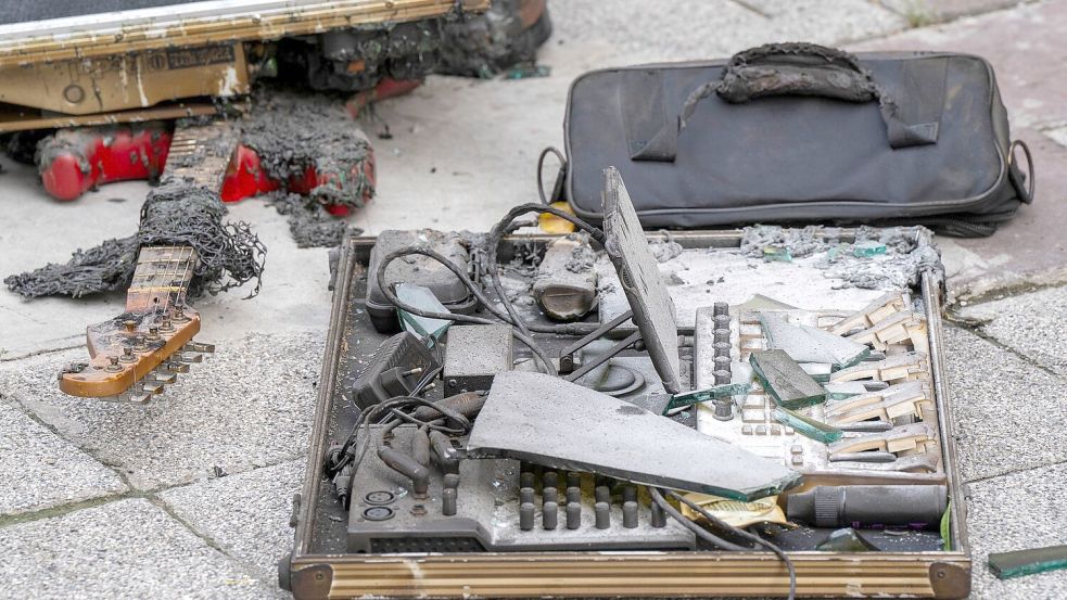 Eine verkohlte Gitarre und ein Mischpult zeugen davon, dass das Lokal lichterloh brannte. Foto: Adryel Talamantes
