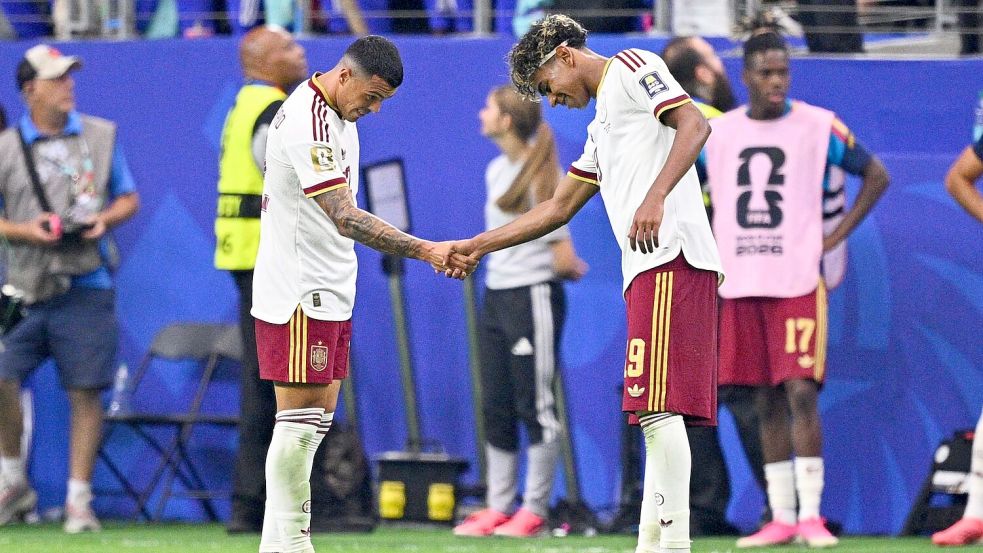 Lamine Yamal (rechts) ist der größte Star Spaniens - abhängig von ihm ist das Team nicht. Foto: Tom Weller/dpa