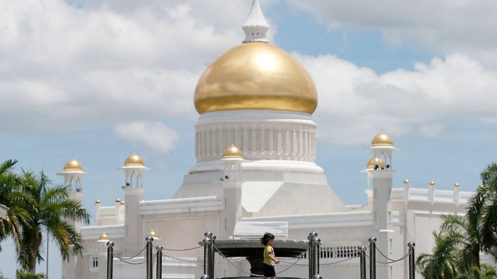 Brunei auf der Insel Borneo ist wegen reicher Öl- und Gasvorkommen steinreich. (Archivbild) Foto: Vincent Thian/AP/dpa
