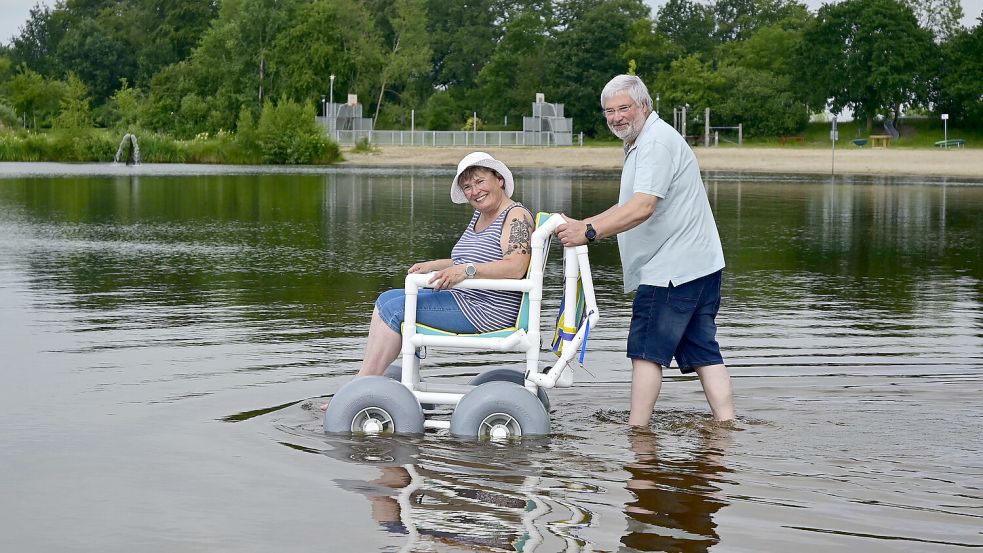 Der Wasserrollstuhl wurde gleich ausprobiert. Foto: Gemeinde Großefehn