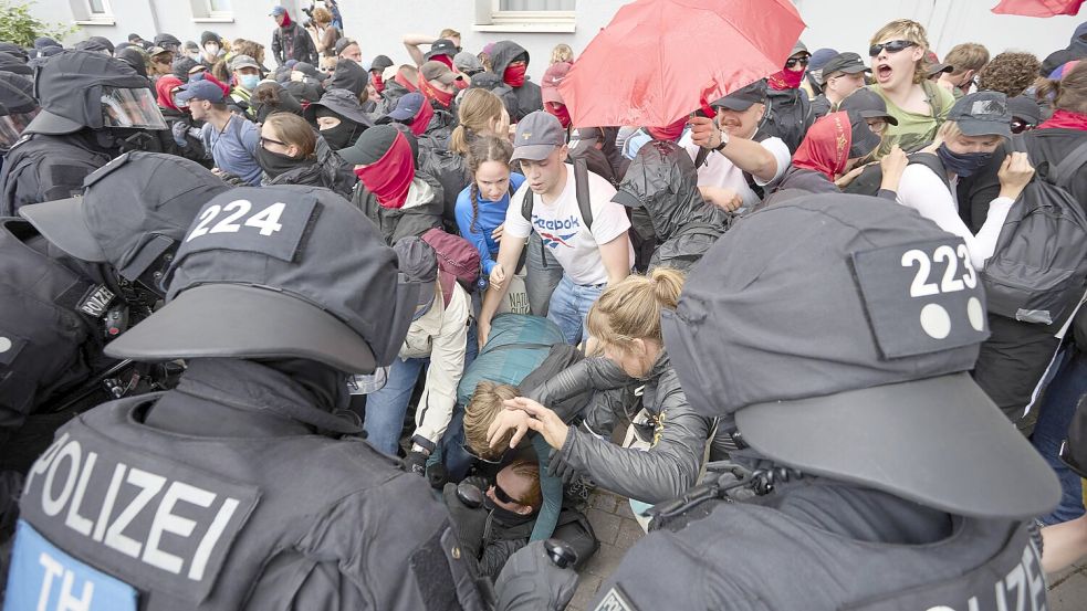 Jüngst wurden Reporter beim Parteitag der AfD in Erfurt attackiert, da sie aus Sicht mancher linksextremer Aktivisten nicht für die „richtige“ Seite im Einsatz waren. Foto: IMAGO/Rene Pertzsch