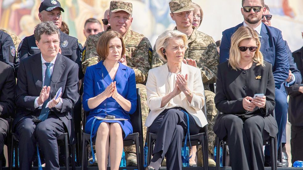 Gemeinsam mit Staats- und Regierungschefs aus Ländern wie Rumänien und Moldau reiste EU-Kommissionspräsidentin Ursula von der Leyen (2.v.r) am Mittwoch nach Kiew. (Archivbild) Foto: Dan Bashakov