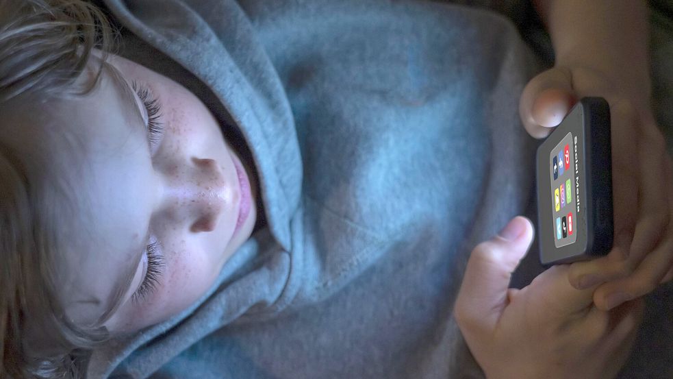 Konzentrationsprobleme, Schlafstörungen, Stress – viel Zeit vor dem Bildschirm schadet Kindern. Foto: dpa/Jochen Tack
