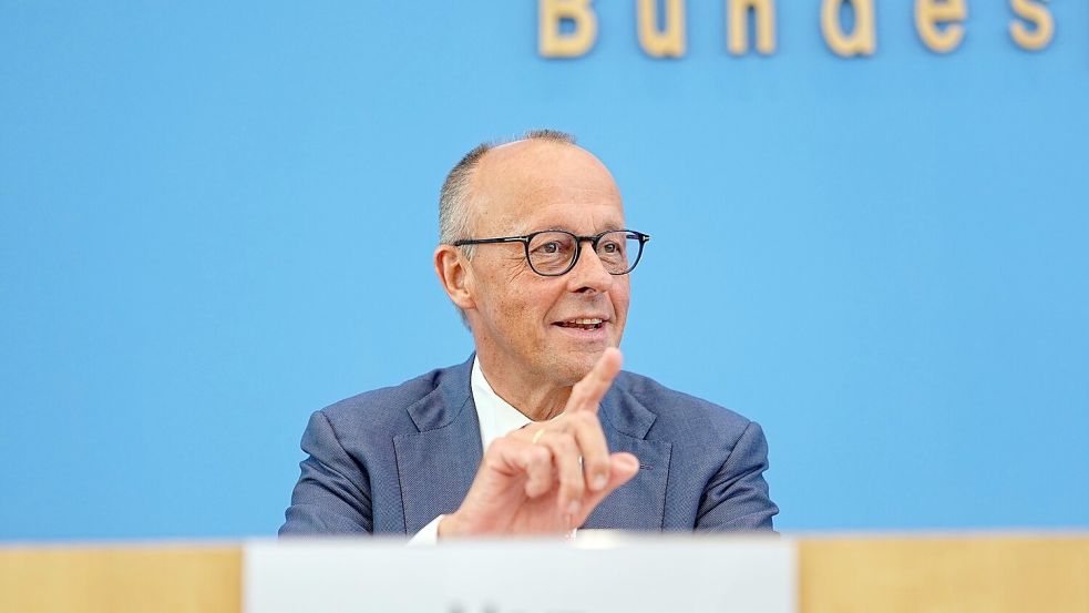 Merz ist gut aufgelegt bei seiner Sommerpressekonferenz. Foto: Michael Kappeler/dpa