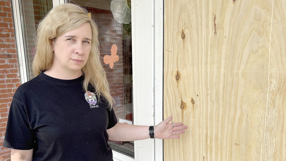 Ilona Wentrup zeigt die Tür des Jugendhauses, die bei dem Einbruch zerstört wurde. Foto: Aiko Recke