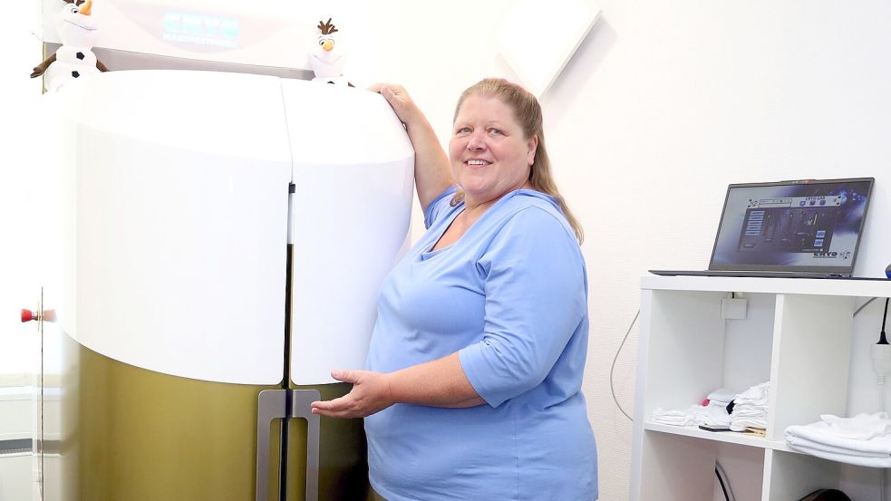 Bis zu minus 150 Grad kalt wird die Kältesauna, die Sabine Freytag in ihrer Praxis für Physio- und Kältetherapie in Osnabrück stehen hat. Foto: Thomas Wübker