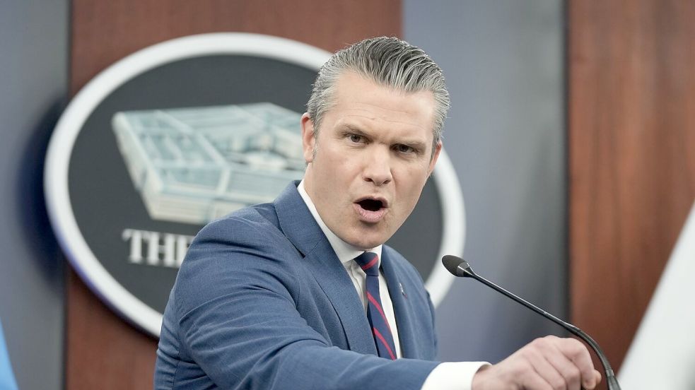 Soldaten ab 30 sollen künftig jährlich auf einen möglichen Testosteronmangel getestet werden - sagt US-Verteidigungsminister Pete Hegseth. (Archivbild) Foto: Mark Schiefelbein/AP/dpa