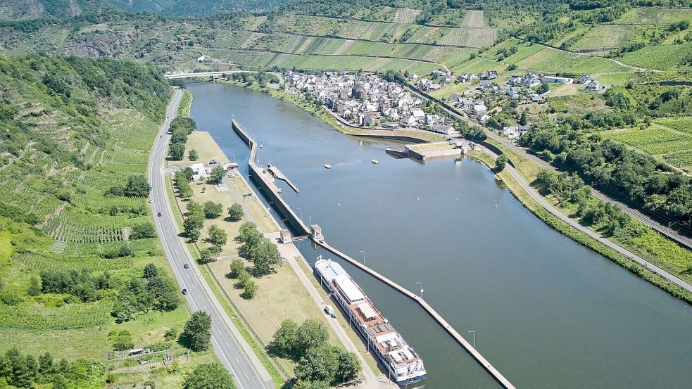 Nach einem Defekt an einem Fahrgastschiff fließen mehr als 100 Liter Diesel in die Mosel. (Symbolbild) Foto: Sascha Ditscher