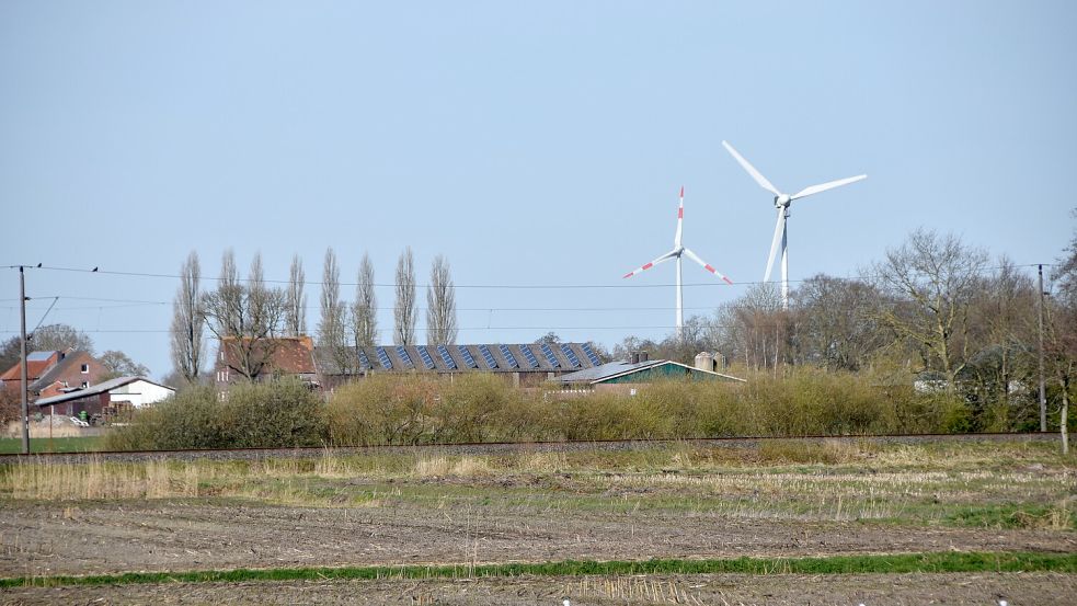 Bisher dreht sich in Siegelsum nur ein mehr als 30 Jahre altes Windrad des Typs Enercon-33 (rechts). Die modernere und höhere Anlage im Hintergrund steht nahe dem Hof Schottjer Vorwerk zwischen Upgant-Schott und Wirdum. Foto: Thomas Dirks