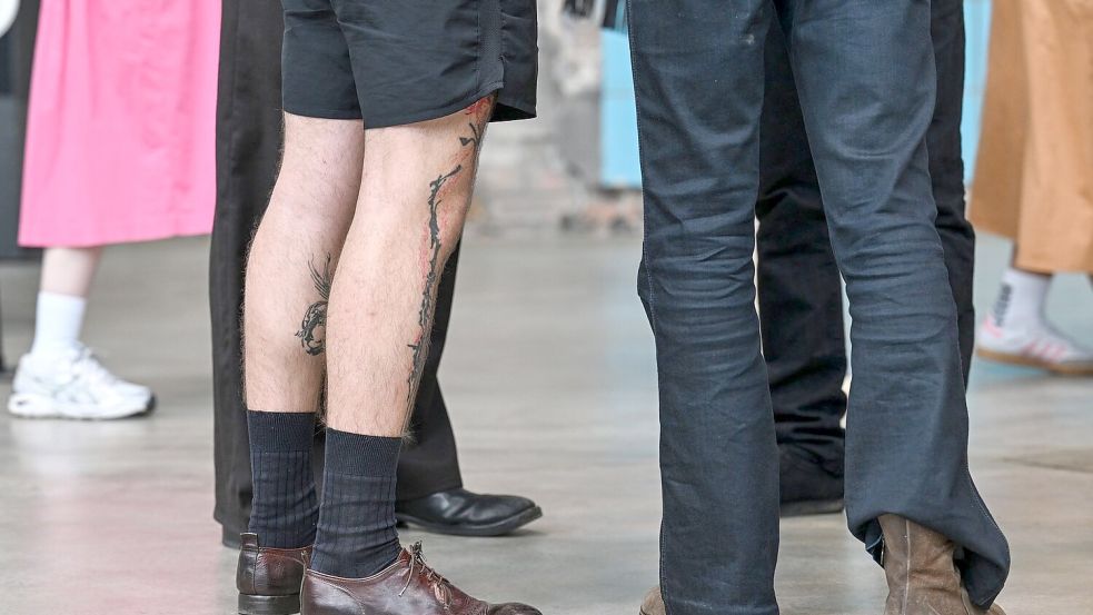 Kurze Hose und schwarze Socken geht auch - Aufnahme während der Berlin Fashion Week Anfang Juli. (Archivbild) Foto: Jens Kalaene