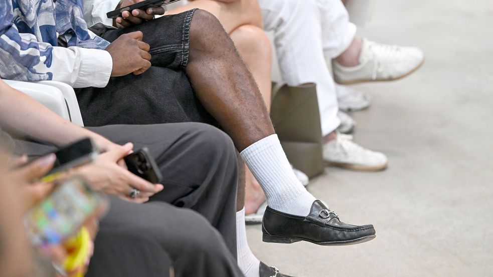 Weiße Socken und Loafer zur kurzen Hose - 2026 kein Problem. (Archivbild) Foto: Jens Kalaene