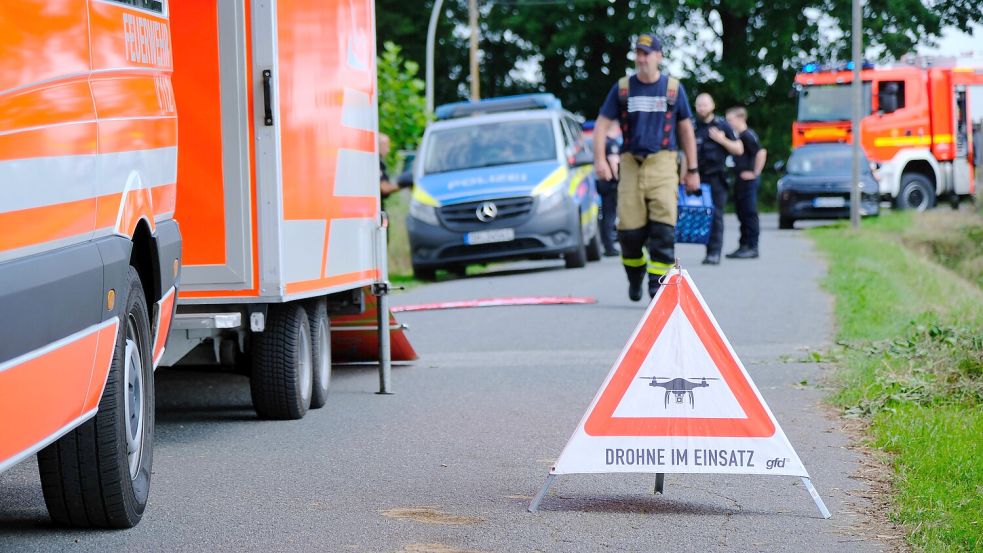 8 Polizisten und 32 Feuerwehrkräfte hatten in Halstenbek nach einer vermeintlichen Kobra gesucht. Später stellte sich heraus: Das Tier existiert gar nicht. Foto: Manu Schmicker