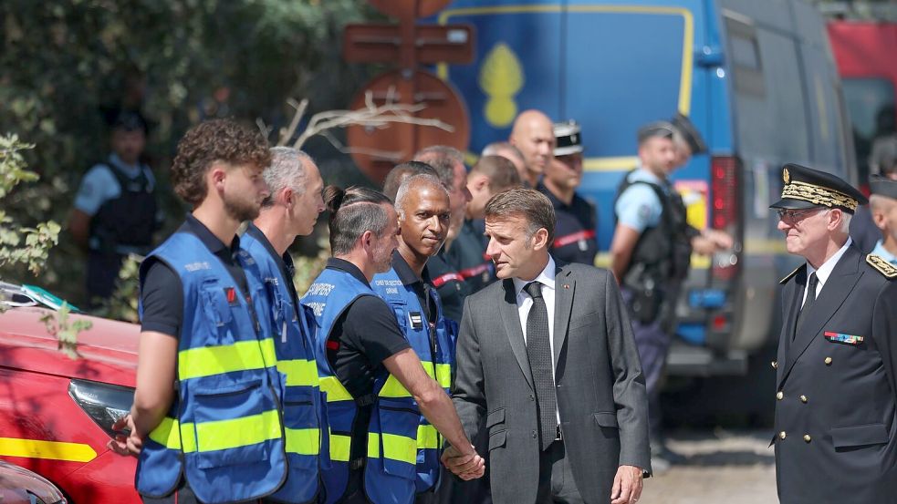 Frankreichs Präsident Macron besuchte die Einsatzkräfte Foto: Mohammed Badra