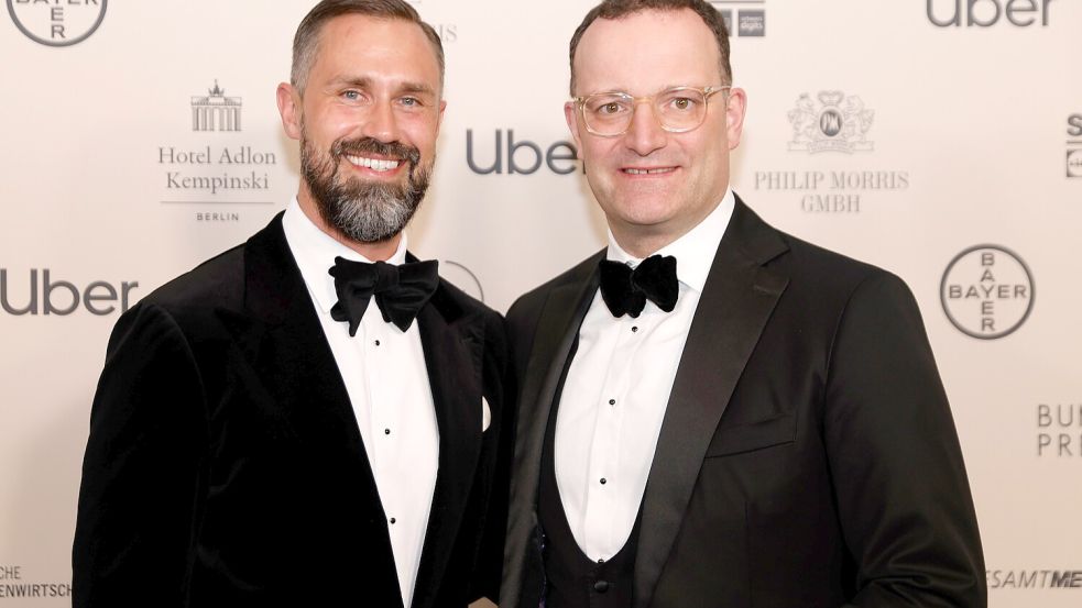CDU-Fraktionschef Jens Spahn (rechts) und sein Ehemann Daniel Funke haben jetzt per Leihmutterschaft einen Sohn bekommen. Foto: dpa/Carsten Koall
