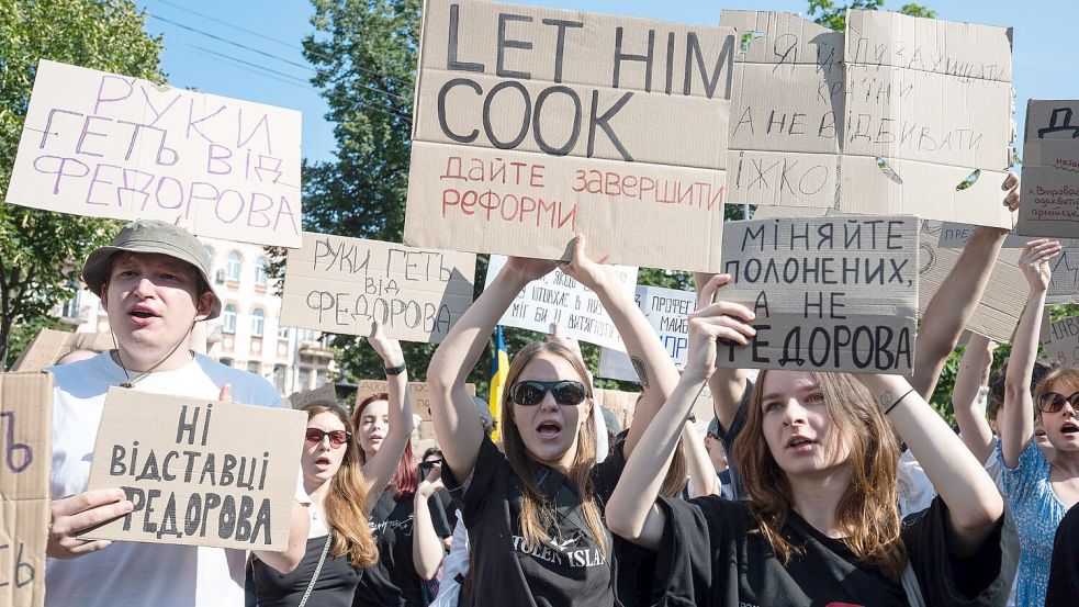 Vor allem junge Leute protestierten in Kiew und anderen Städten gegen die Entlassung des als Reformers geltenden Verteidigungsministers Mychajlo Fedorow. Foto: Danylo Antoniuk