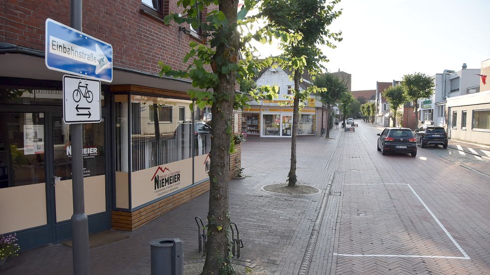 Aus für die Einbahnstraße: Die Schilder, die Parkflächenmarkierung und die Blumenkübel in der Rosenstraße in Marienhafe verschwinden wieder. Foto: Thomas Dirks