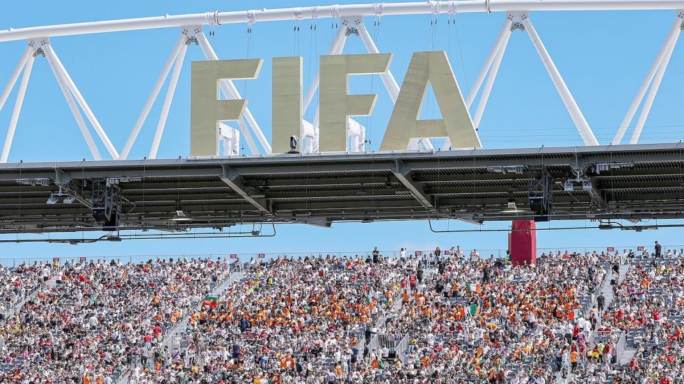 Würden alle durch den Treibhausgas-Ausstoß der WM 2026 entstandenen Kosten gleichmäßig auf die Fans verteilt, müsste ein Ticket etwa 114 US-Dollar teurer werden. (Archivbild) Foto: Jan Woitas