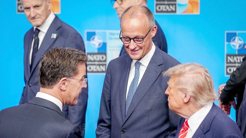 Nato-Generalsekretär Mark Rutte (l) freut sich über die Einigung zwischen Bundeskanzler Friedrich Merz und US-Präsident Donald Trump. (Archivbild) Foto: Kay Nietfeld/dpa