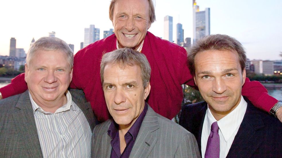 Da war die Serie 30 Jahre alt, im Jahr 2011: Claus Theo Gärtner (oben) alias Privatdetektiv Matula in Frankfurt mit seinen Kollegen Rainer Hunold (links), Paul Frielinghaus (Mitte) und Mathias Herrmann. (Archivbild) Foto: picture alliance / dpa