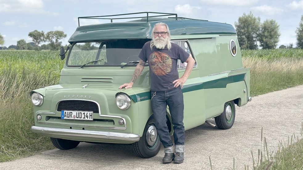 Jürgen „Toddy“ Todtberg und sein Bedford CA Dormobile von 1964. Foto: Eva van Loh