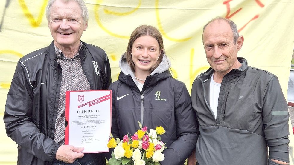 Kurz vor der Abreise zur EM ins italienische Rieti zeichnete MTV-Chef Wilfried Theessen (links) zusammen mit Trainer Ingo Kaun die frisch gekürte Deutsche Juniorenvizemeisterin im 400-Meter-Lauf Amke Bolten aus. Foto: privat