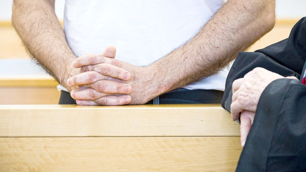 Ein 49 Jahre alter Arzt steht in Hannover vor Gericht - er soll Patienten mit Medikamenten getötet und es in einem Fall versucht haben. Foto: Moritz Frankenberg