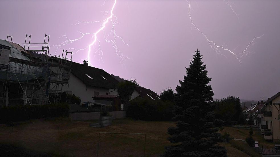 Das Tief, das die Unwettergefahr brachte, zieht am Samstag weiter. Foto: Silas Stein