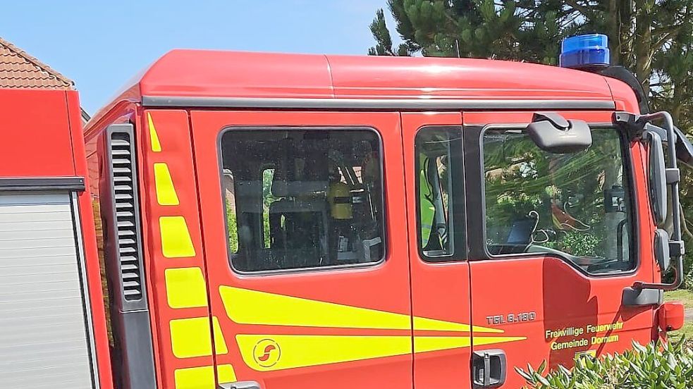 In Neßmersiel hat am Freitagvormittag eine Hecke Feuer gefangen. Foto: Gemeindepressesprecher Ole Caspers
