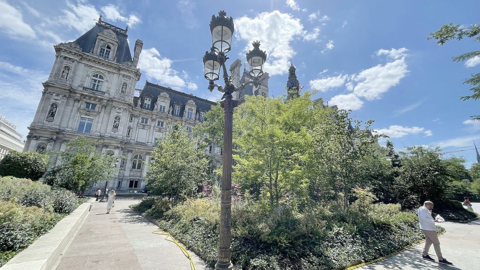Der neue Blick auf das Pariser Rathaus: 2025 sind Stadtgärten vor dem Rathaus eingerichtet worden. Foto: Stefan Lüddemann