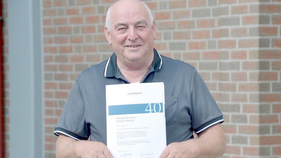 Die runde 40 noch kurz vor der Rente voll gemacht: Diese Urkunde, unterschrieben vom damaligen VW-Boss Herbert Diess und dem Gesamtbetriebsratsvorsitzenden Bernd Osterloh, hat Hinrich Albrecht zum 40-jährigen Berufsjubiläum bekommen. Foto: Aiko Recke